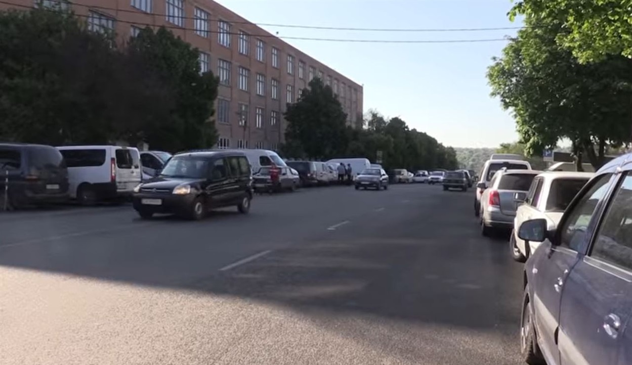 До Уманської проблеми паркування авто в базарні дні в районі базару тепер долучилися і ті, хто приїхали в наше місто на тимчасове чи постійне перебування.