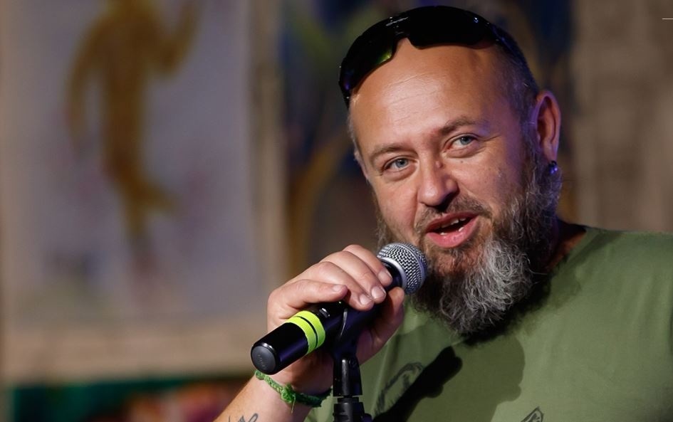 - Я завжди казав: якщо тобі щось болить, зроби так, щоб воно не боліло. Якщо конкретно ви знаєте про якогось героя, докладіть трішки зусиль, щоб він став відомішим. Не можна думати, що хтось візьме і щось зробить. Значить треба про цього героя розповідати, і тільки ті, хто це роблять, і витягують цих героїв. Треба створювати додаткові меседжі, заходи, які б не давали забувати цю людину, інакше нічого не буде. Хтось має покласти шматок свого життя, щоб людину увічнити, бо іншого шляху немає. Не буде так, що держава візьме і всіх по списку познаходить. Держава це і є ми. Щось перейменують в пам’ять про того, хто дуже сильно на слуху, а за всіх інших треба боротися.