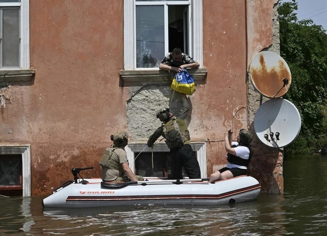 Дуже потрібна звичайна питна вода з джерела чи колодязя у 5-10-ти літрових пластикових пляшках!