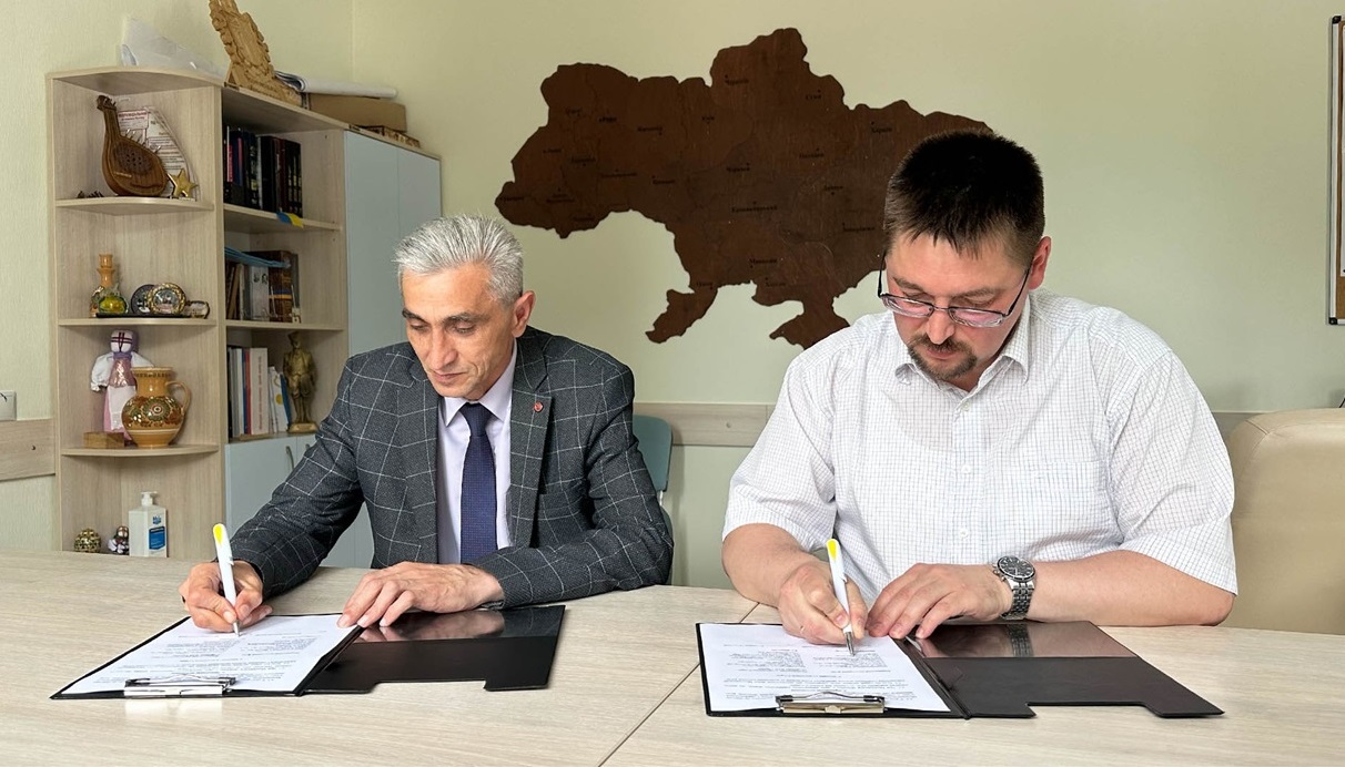 Меморандум підписали виконувач обов'язків директора НДП «Софіївка» Володимир Грабовий та виконавчий директор УКФ Владислав Берковський.