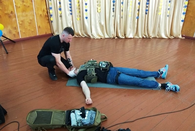 Під час практичного заняття з тактичної медицини легіонери навчали присутніх надавати першу долікарську допомогу за алгоритмом MARCH.