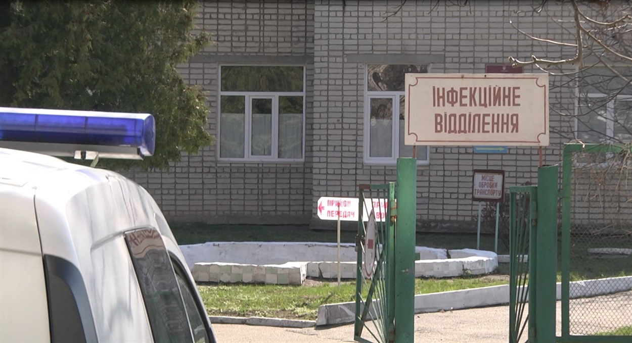 Інфекційне відділення КНП "Уманська міська лікарня", де лікують хворих на COVID-19. Увесь час під час карантину біля відділення цілодобово чергували поліцейські.