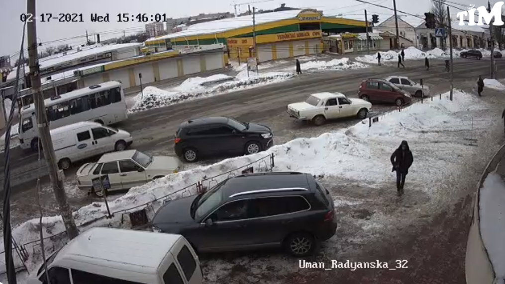 Через велике скупчення автомобілів на узбіччах дороги  - в базарні дні утворюється надзвичайно аварійно-небезпечна ситуація.  