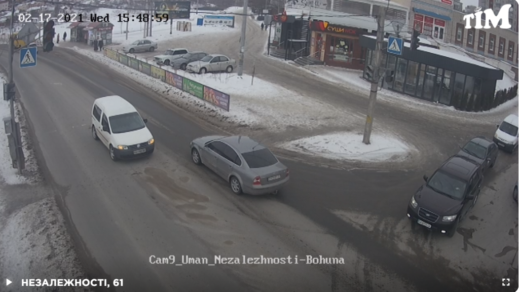 На перетині вулиць Незалежності і Богуна рух ускладнюється наявністю пішохідного переходу і початку великого підйому вулиці, для якого деякі водії збільшують швидкість.