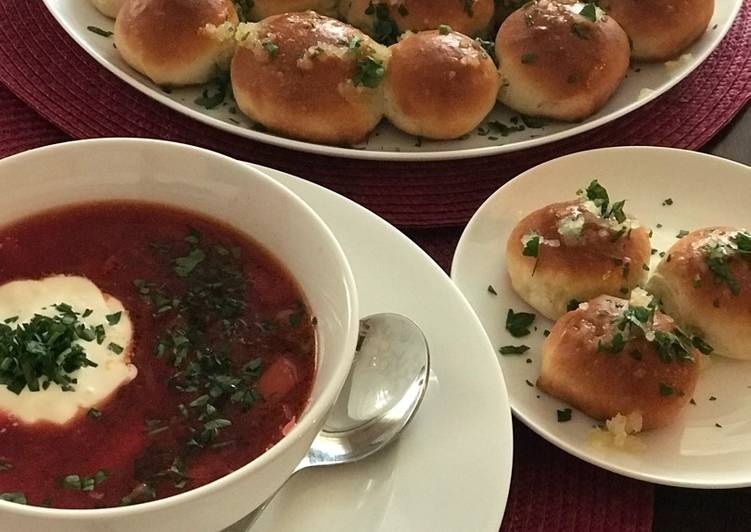 Немає смачнішого, ніж борщ з пампушками, з часником. 