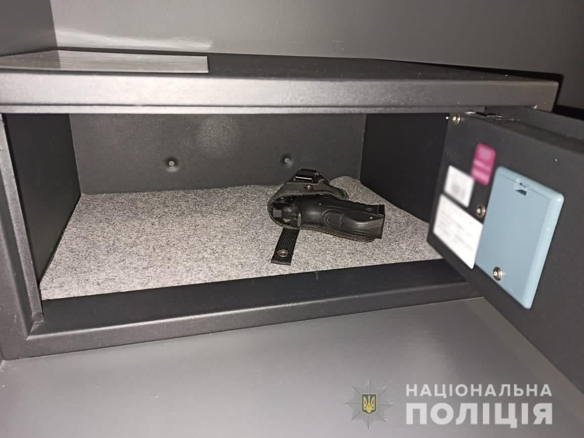 Під час огляду кімнати поліціянти знайшли травматичний пістолет, який за висновком експерта є переробленим у вогнепальну зброю.