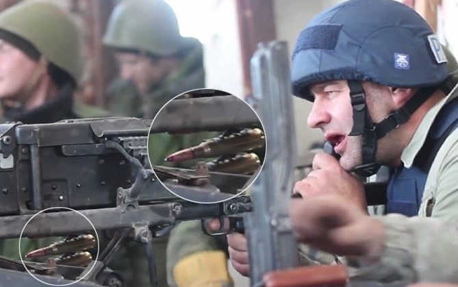 Російський актор Михайло Пореченков стріляє з кулемета на бойових позиціях сепаратистів у сторону українських військовослужбовців біля Донецького аеропорту, 30 жовтня 2014 року