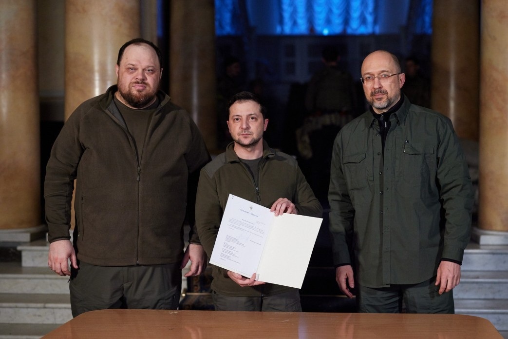 Володимир Зеленський разом із Головою ВРУ Р.Стефанчуком та Прем’єр -міністром України Д.Шмигалем. Підписано заявку на членство України в Європейському Союзі та Спільну заяву.
