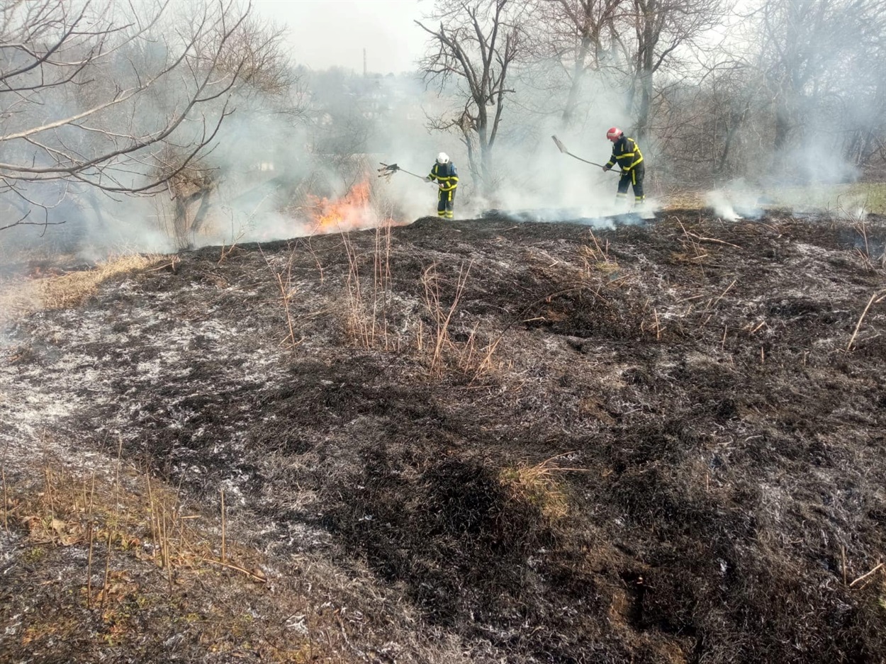 Категорично не можна випалювати траву в зоні розльоту боєприпасів, адже вони можуть здетонувати від підвищення температури.  

