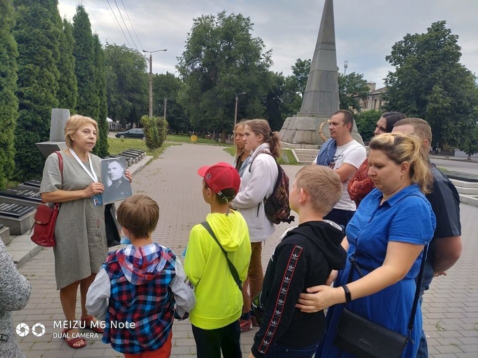 Щонеділі Ліана Василівна чекає своїх екскурсантів о 12 годині біля Обеліску Слави /«Вічного вогню»