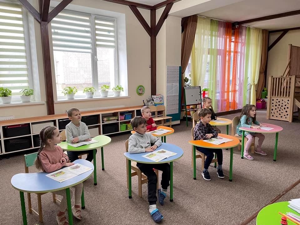 На дітей вже чекають вихователі, затишна кімната і повний набір обладнання та матеріалів для розваг і терапевтичних занять. 