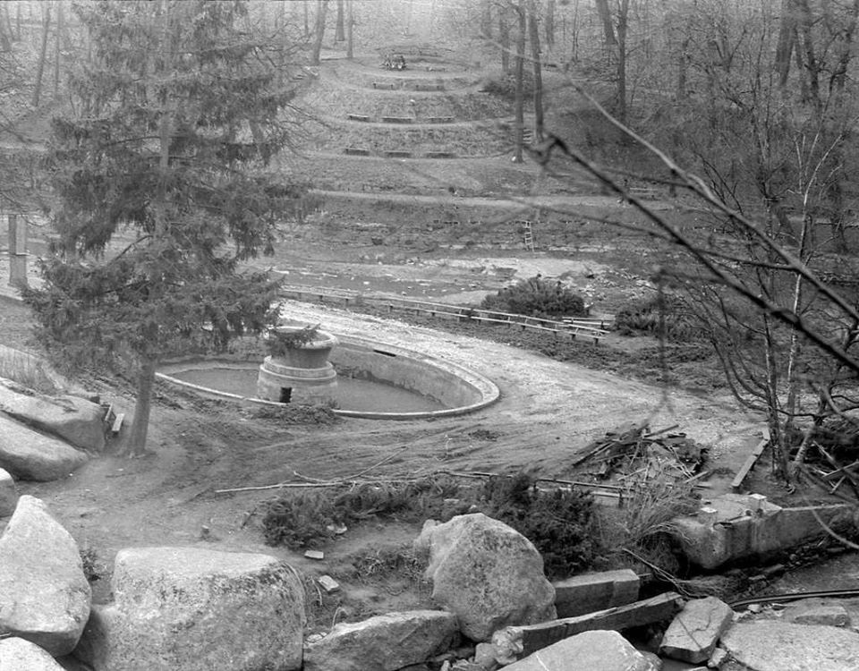 У перші дні квітня 1980 року весняна повінь зруйнувала дамбу на Верхньому ставку. Вода, мул і крига майже знищили частину дендропарку «Софіївка». 