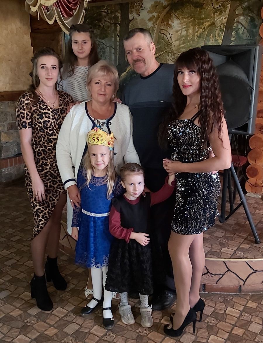 Олена Поповиченко з чоловіком, доньками і внучками