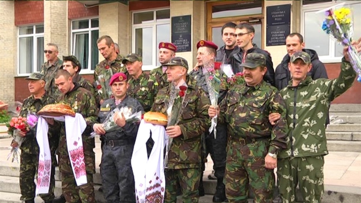 2014 рік. Уманський взвод перших добровольців. Перша ротація. Юрій Барилюк в центрі з паляницею уманського хліба.