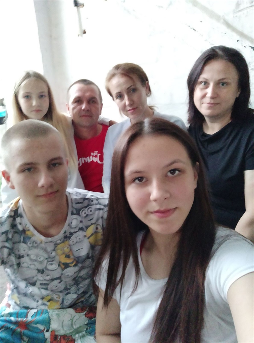 Такою великою родиною легше долати біди і роботу робити швидше. 