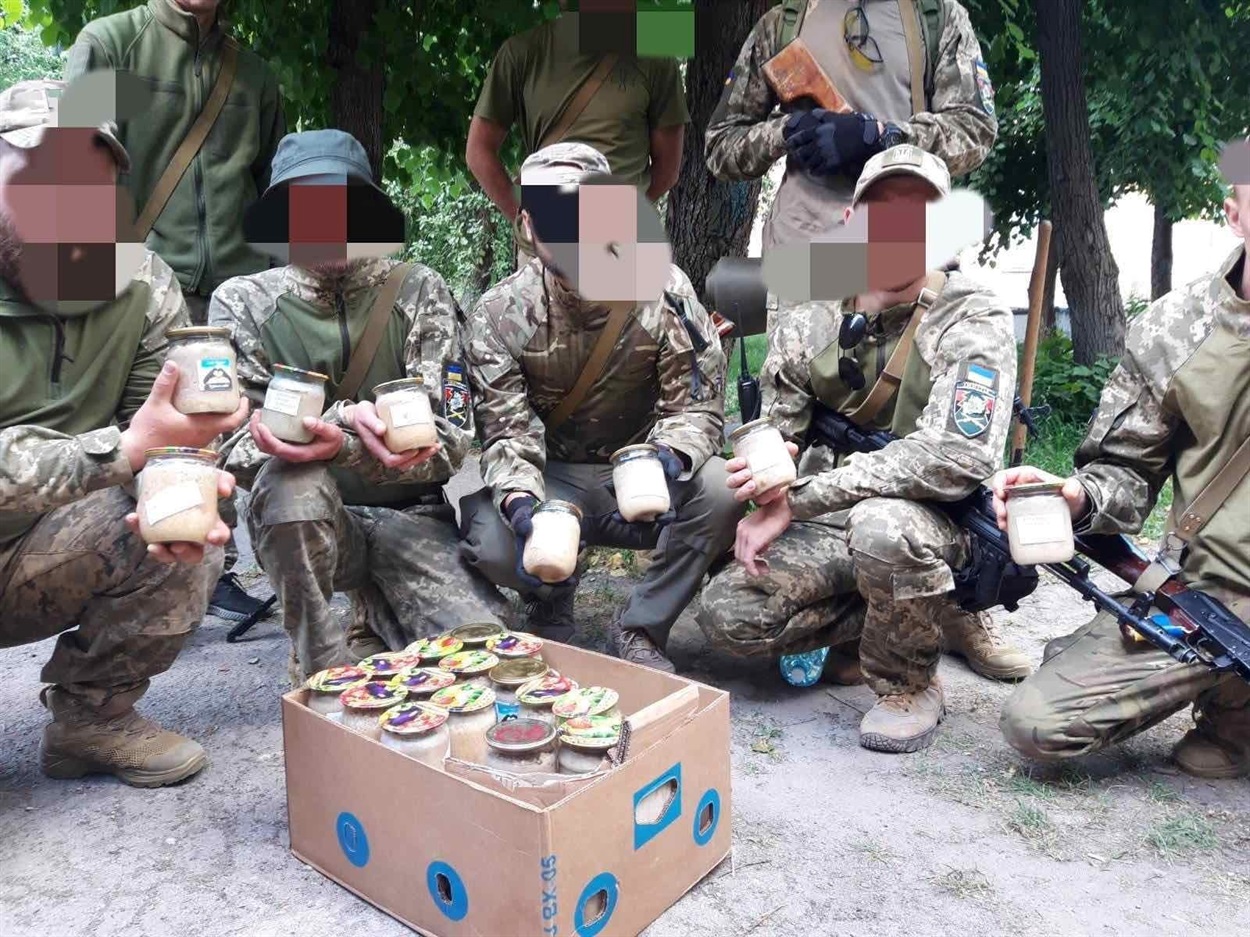 Так разом вже виготовили майже 2 000 банок смачної і поживної їжі для захисників.
