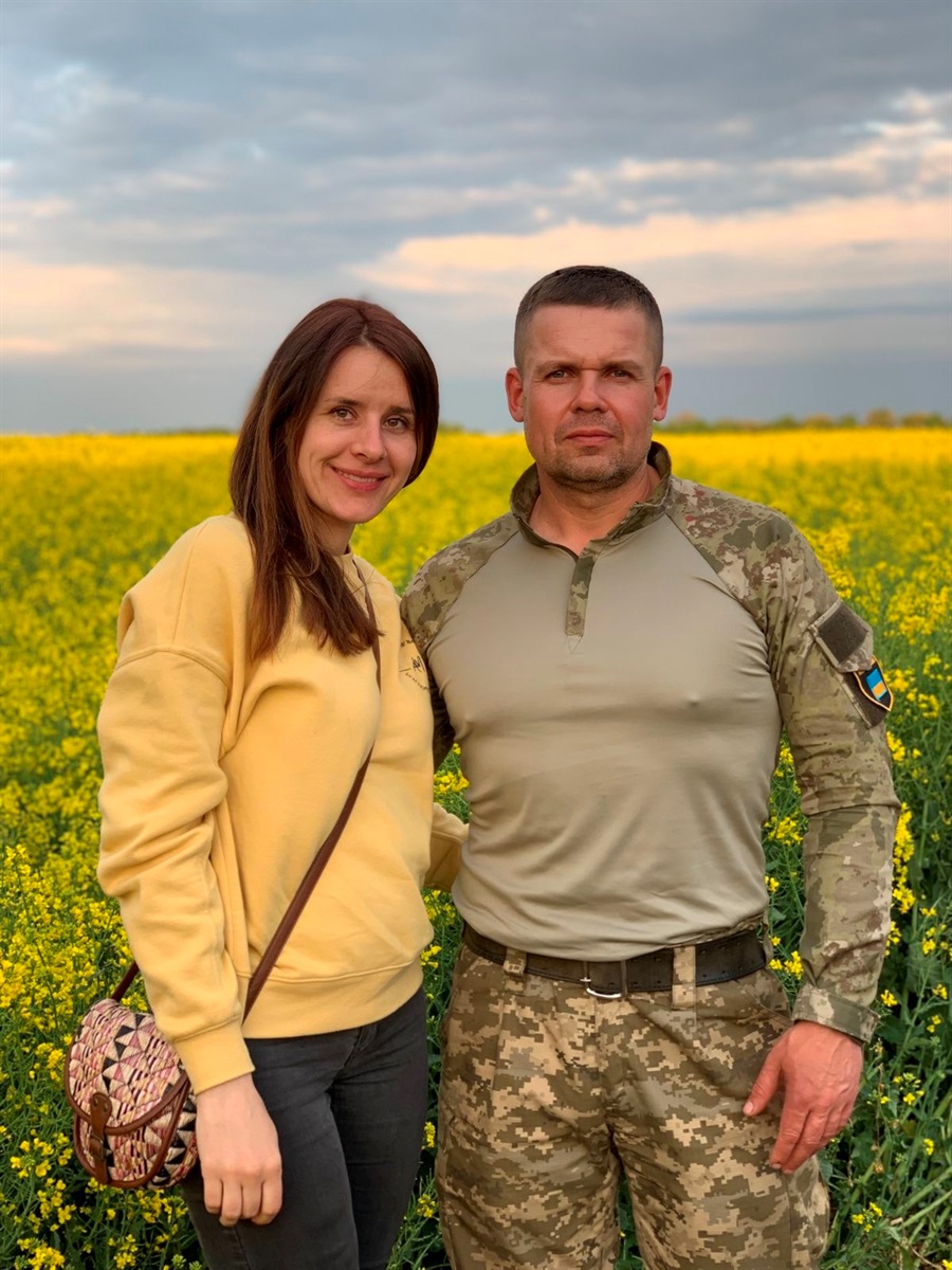 З перших днів війни Владислав в теробороні, а Альона І Марк допомагають батькові і його побратимам. 
