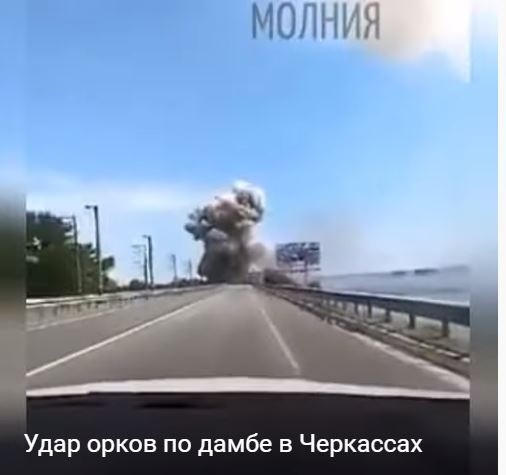  Люди швидко поширили відео з відеореєстраторів машин, які були на мосту під час ударів, 
