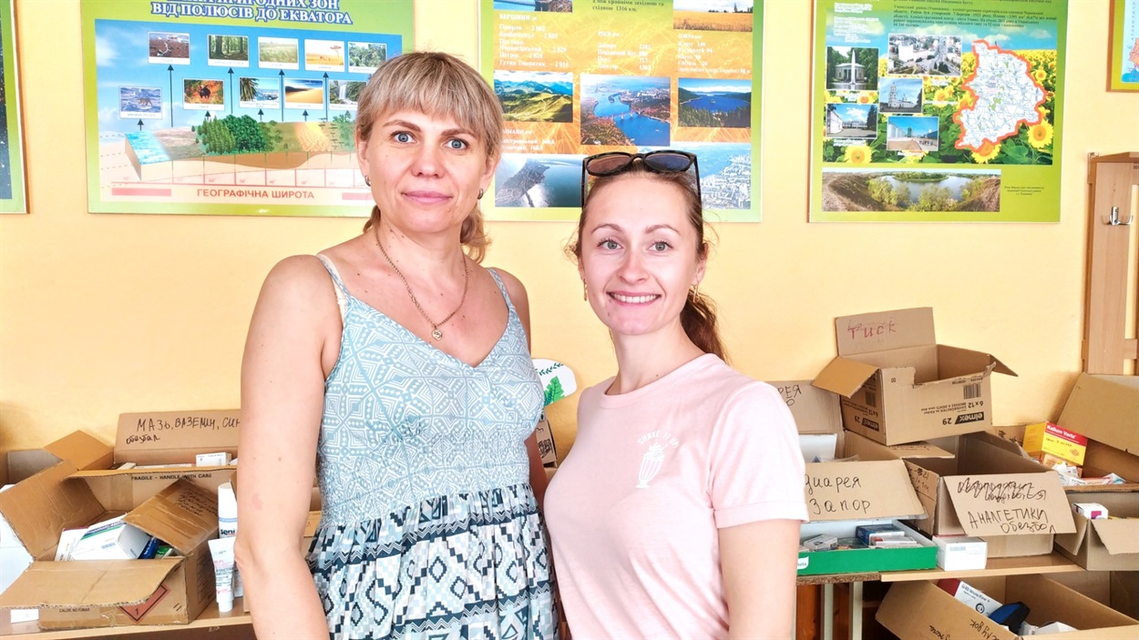 Волонтерки Оксана та Інга