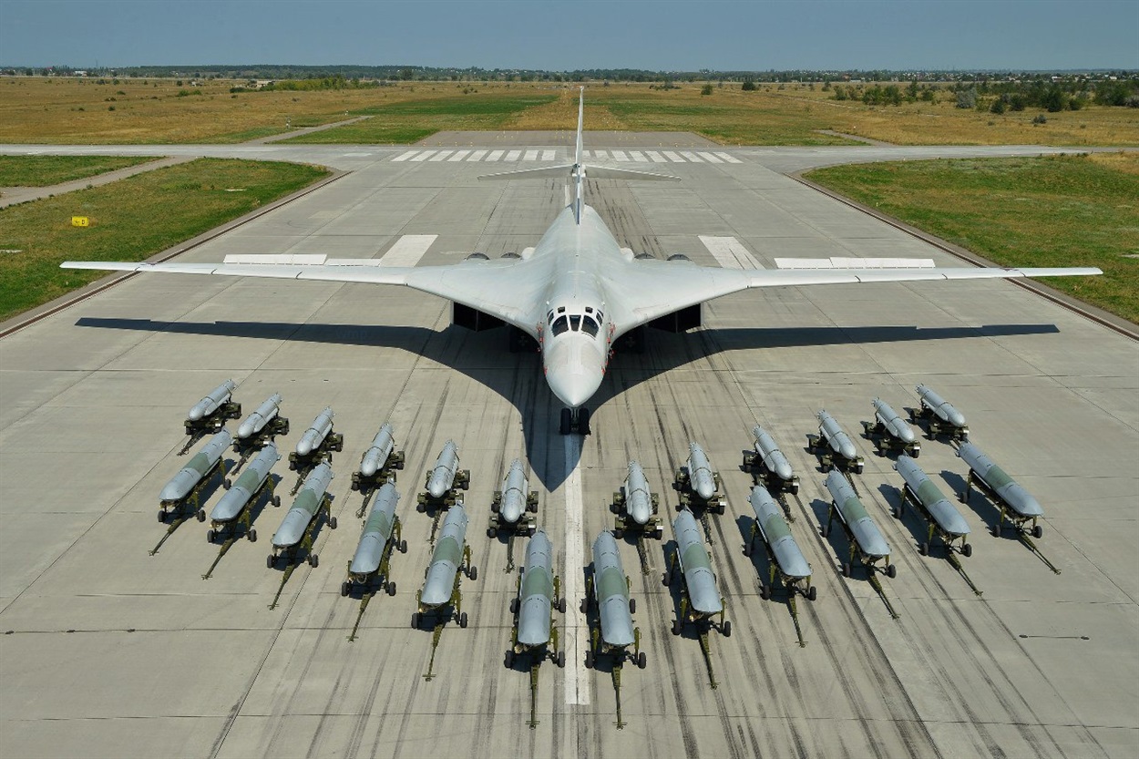 Бомбардувальник Ту-160 з крилатими ракетами Х-101 та Х-555. Фото міністерства оборони російської федерації