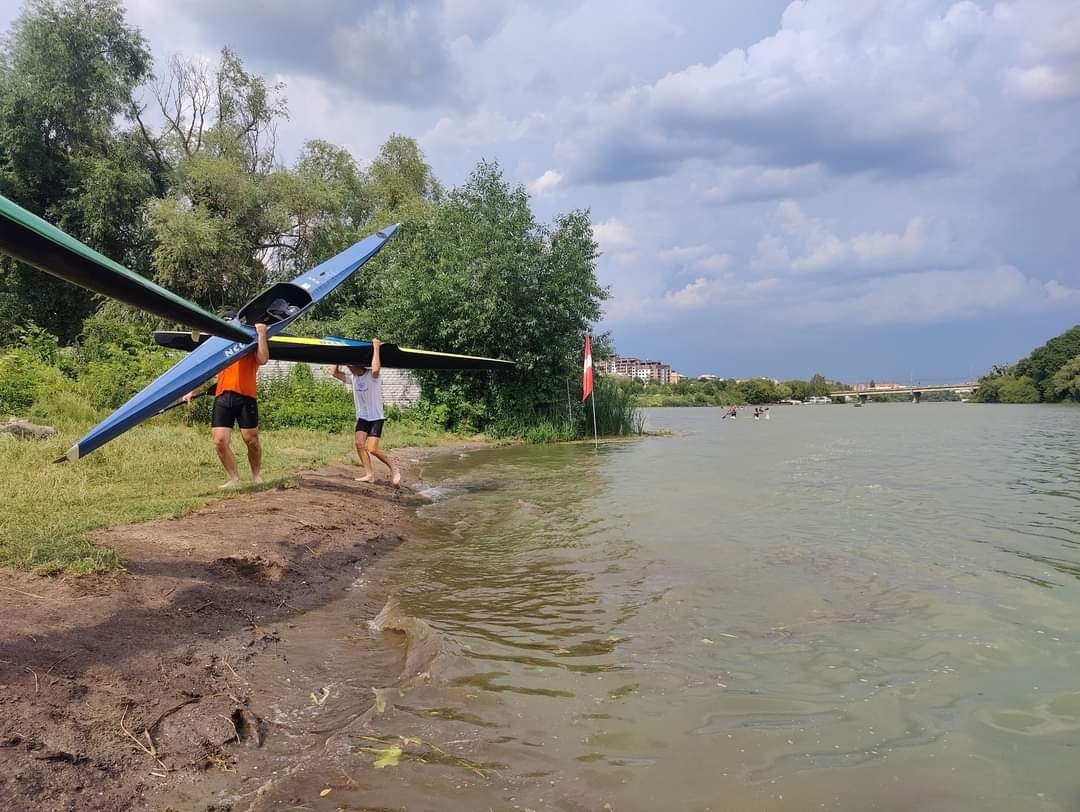 Надзвичайно важко для спортсменів зробити саме оці декілька перших кроків з човном на спині. Ноги ніби «ватяні», а все ж робиться за секунди.

