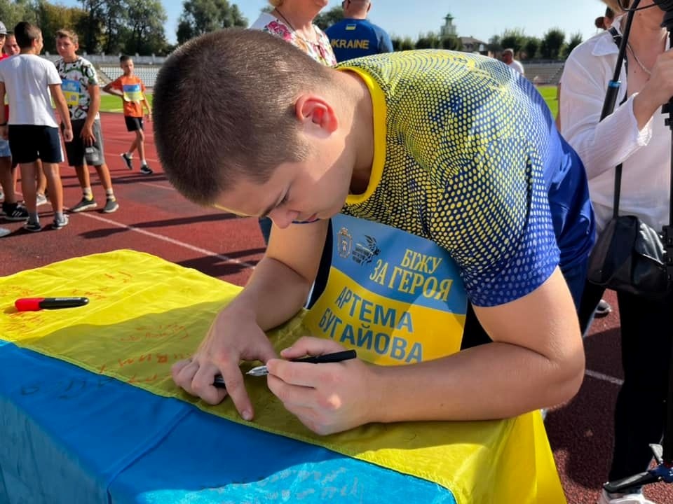 Шаную воїнів, біжу за героїв України