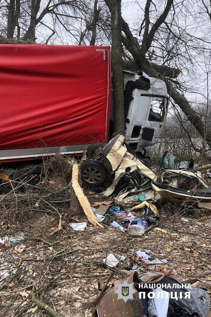 За попередньою версією, водій Volkswagen виїхав на смугу зустрічного руху.
