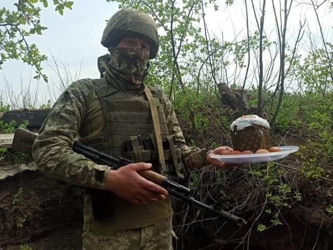 Тисячі українських військових зустрінуть Великдень в окопах на передовій, на бойових позиціях та в місцях несення служби.