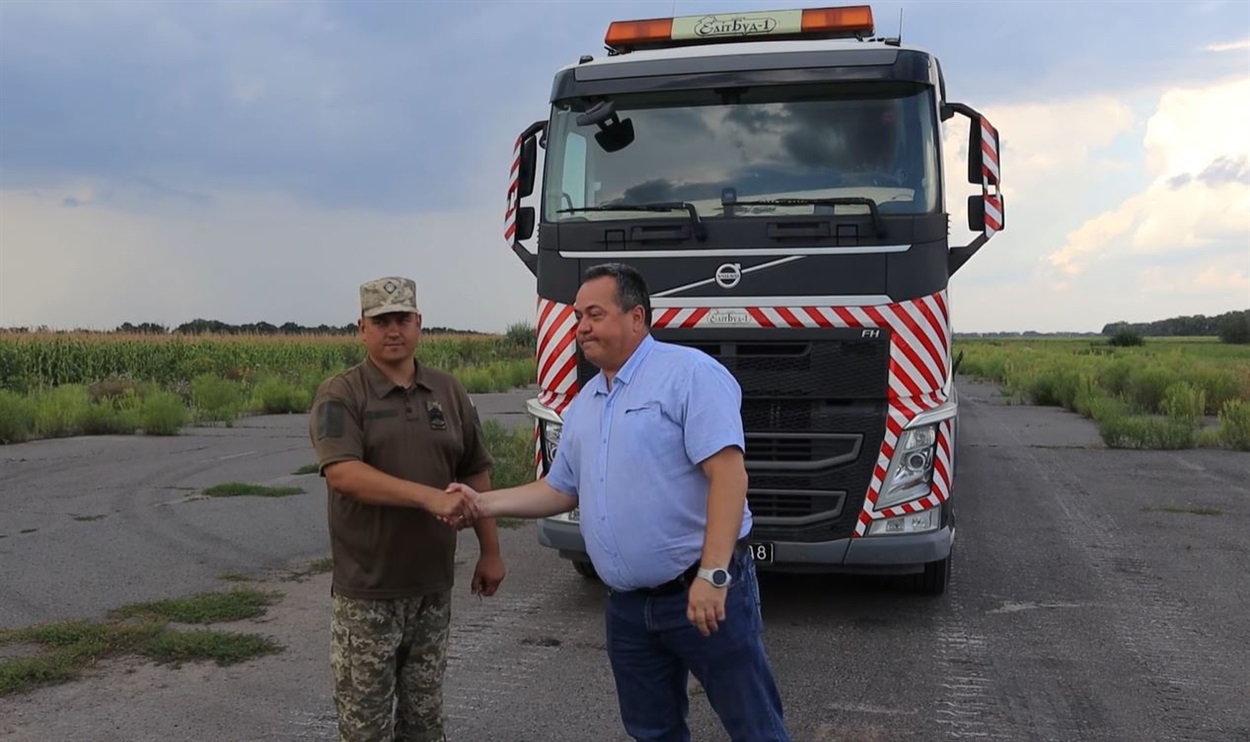 тягач для військових