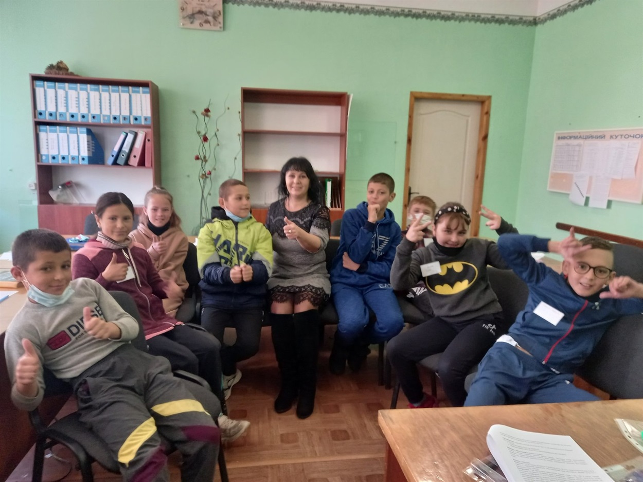 Алла Іщенко проводить корекційно-розвивальне заняття на виїзді в одному з навчальних закладів громади.