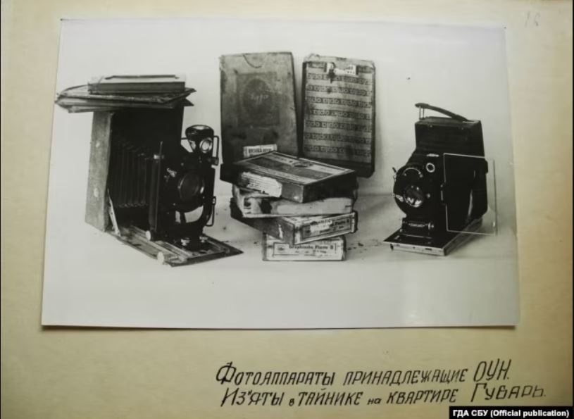 В одній із прихованих ніш чекісти знайшли й купу підроблених документів: німецькі аусвайси, радянські паспорти, довідки військкоматів та багато іншого. А разом із ними друкарські машинки, фотоапарати, підроблені печатки.