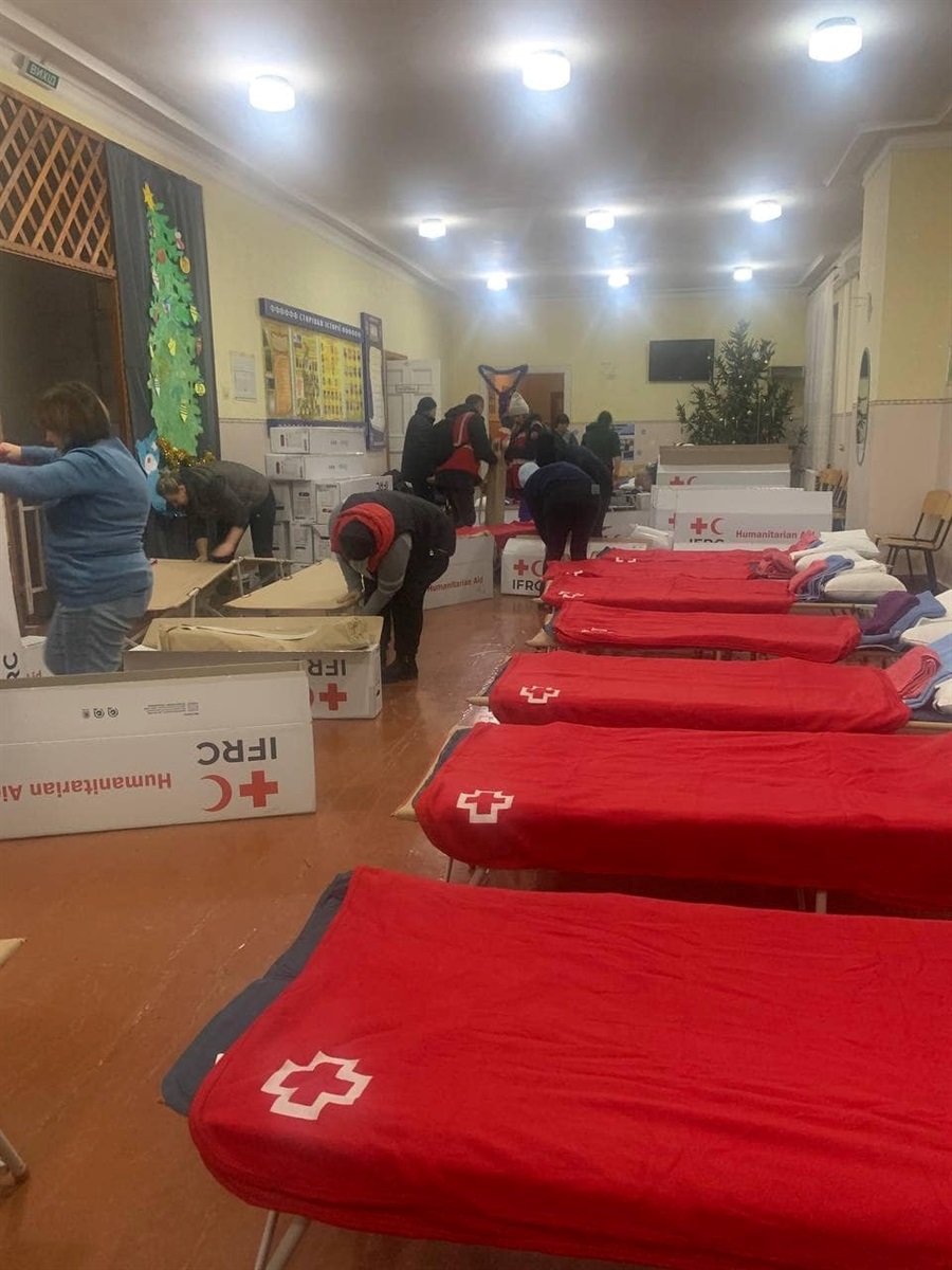 В школі вже обладнано місця для ночівлі та тимчасового проживання людей, які постраждали внаслідок ракетної атаки.