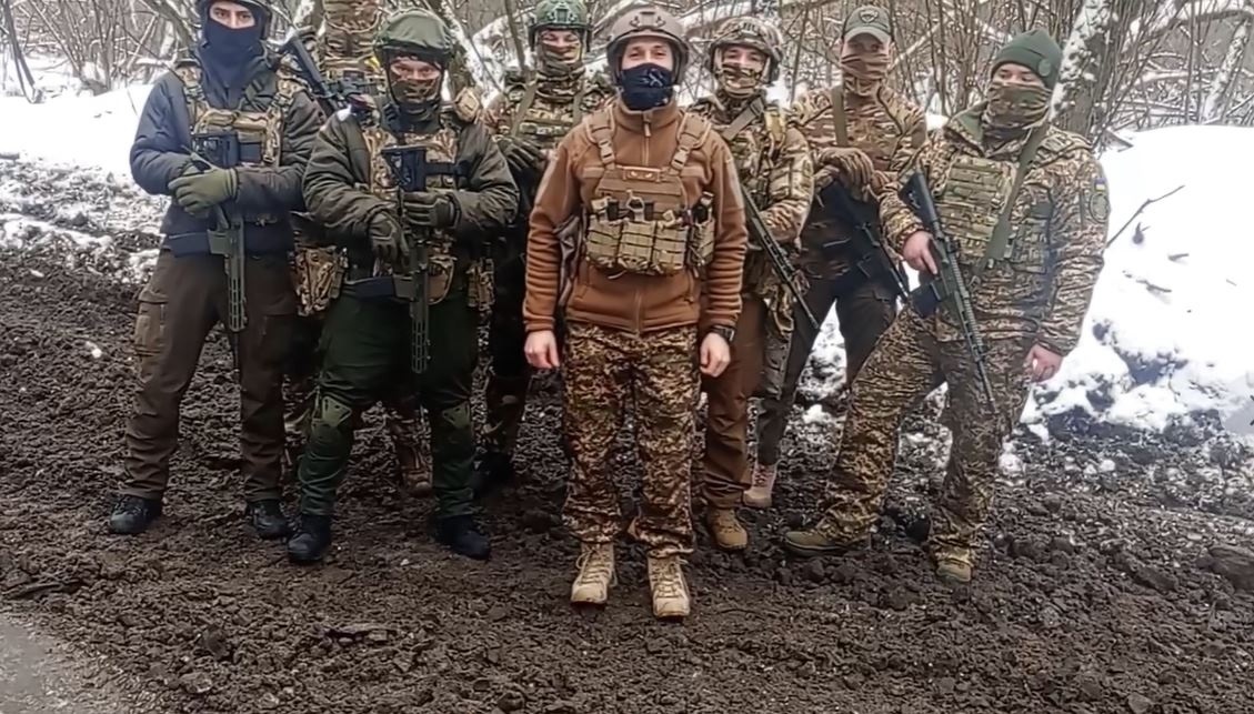 Натомість бійці передали в Умань крило від збитого ними шахеда ─ як сувенір і подяку тим, хто допоможе коштами.