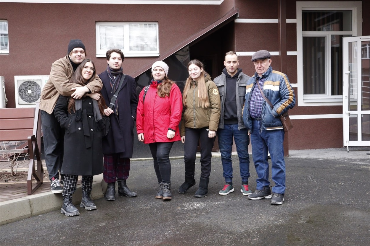Герої фільму діляться власними спогадами, які відлунюються в пам’яті кожного, хто «зустрів війну» 24 лютого 2022 року в Умані і відгукуються в серцях тих, хто живе в Умані сьогодні. 