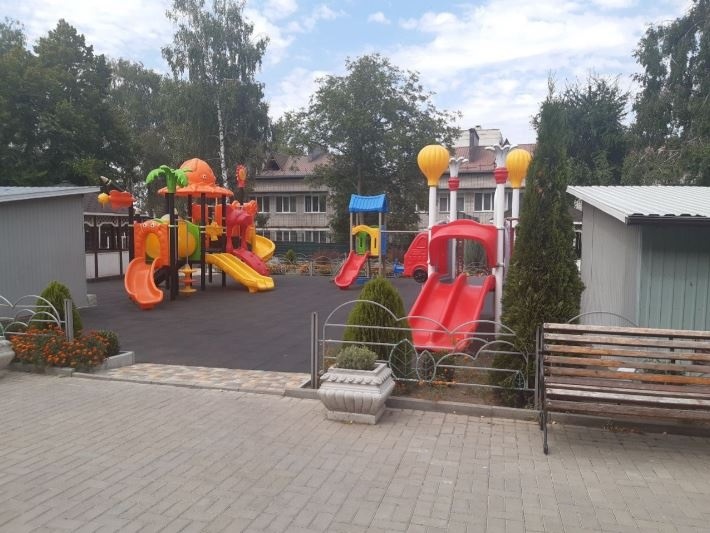 Сучасний ігровий майданчик в Центрі. Мрія про футбольний майданчик залишається в планах. 