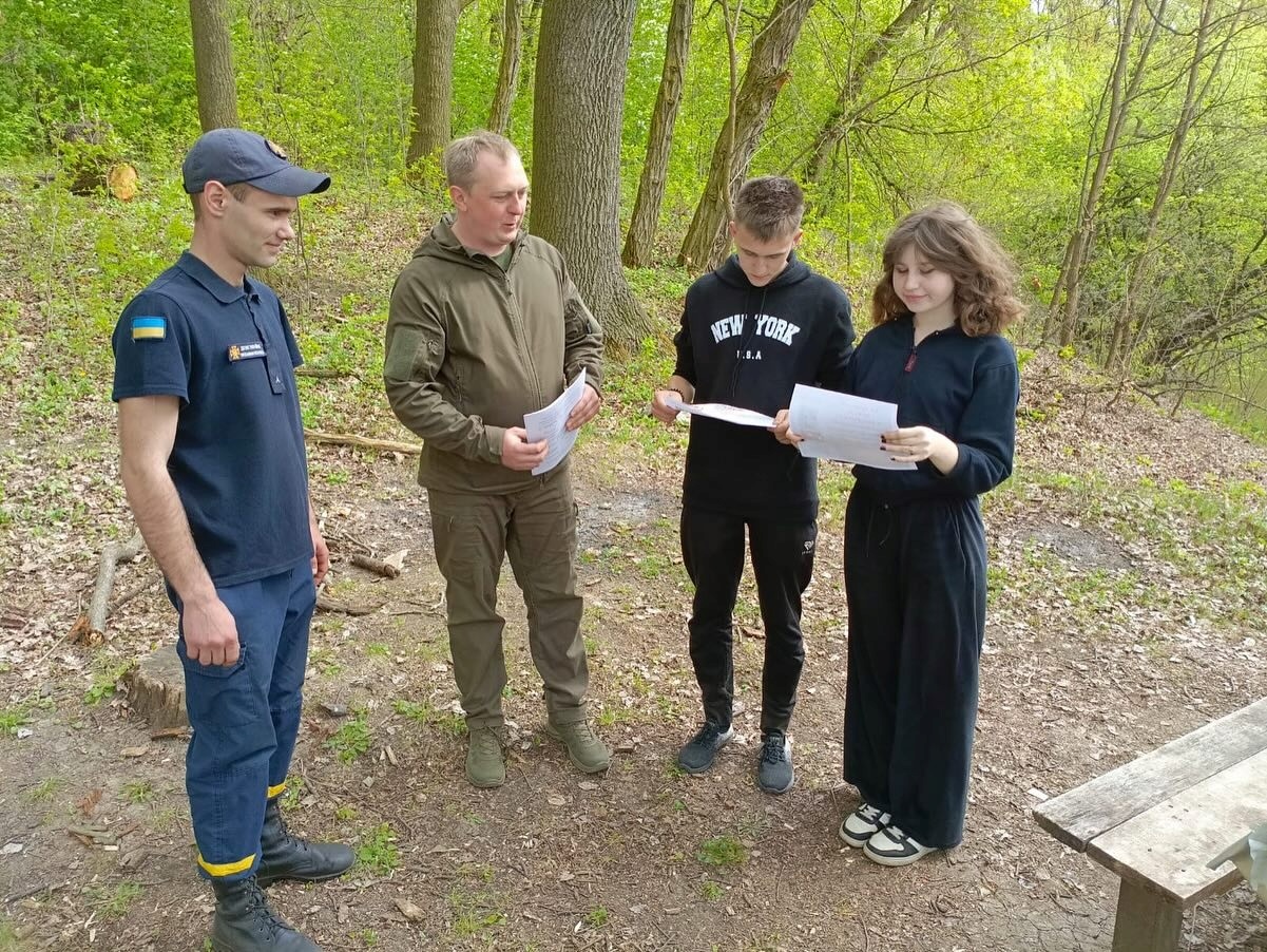 Рятувальники Уманщини щодня проводять профілактичні рейди в громадах. Під час рейду вогнеборці розповідають громадянам про заборону спалювання залишків сухої рослинності, нагадують правила пожежної безпеки під час відпочинку на природі та вручають тематичні листівки на протипожежну тематику.
