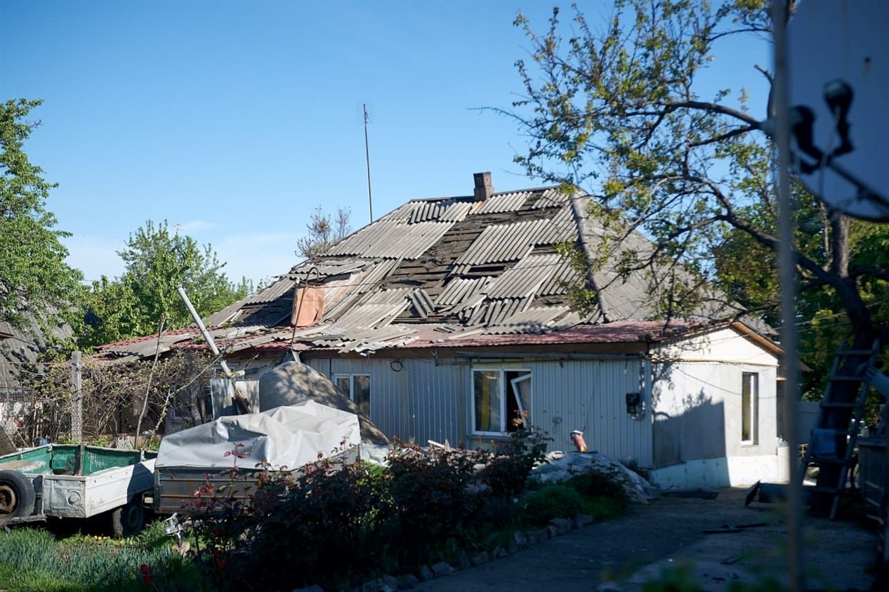 За попередньою інформацією, вибуховою хвилею та уламками пошкоджено 47 приватних будинків на кількох вулицях. Також повибивало вікна в сусідній багатоповерхівці.

