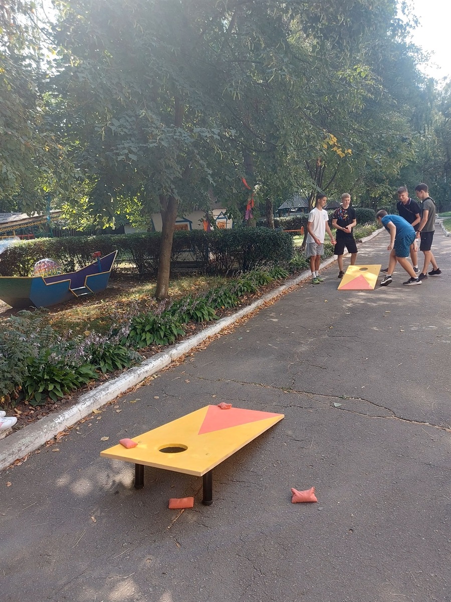 Cornhole — це гра у якій гравці по черзі кидають тканинні мішки з квасолями на підняту, нахилену дошку з отвором на дальньому кінці. Мета гри — набрати очки, впустивши мішок на дошку або просунувши мішок у отвір.
