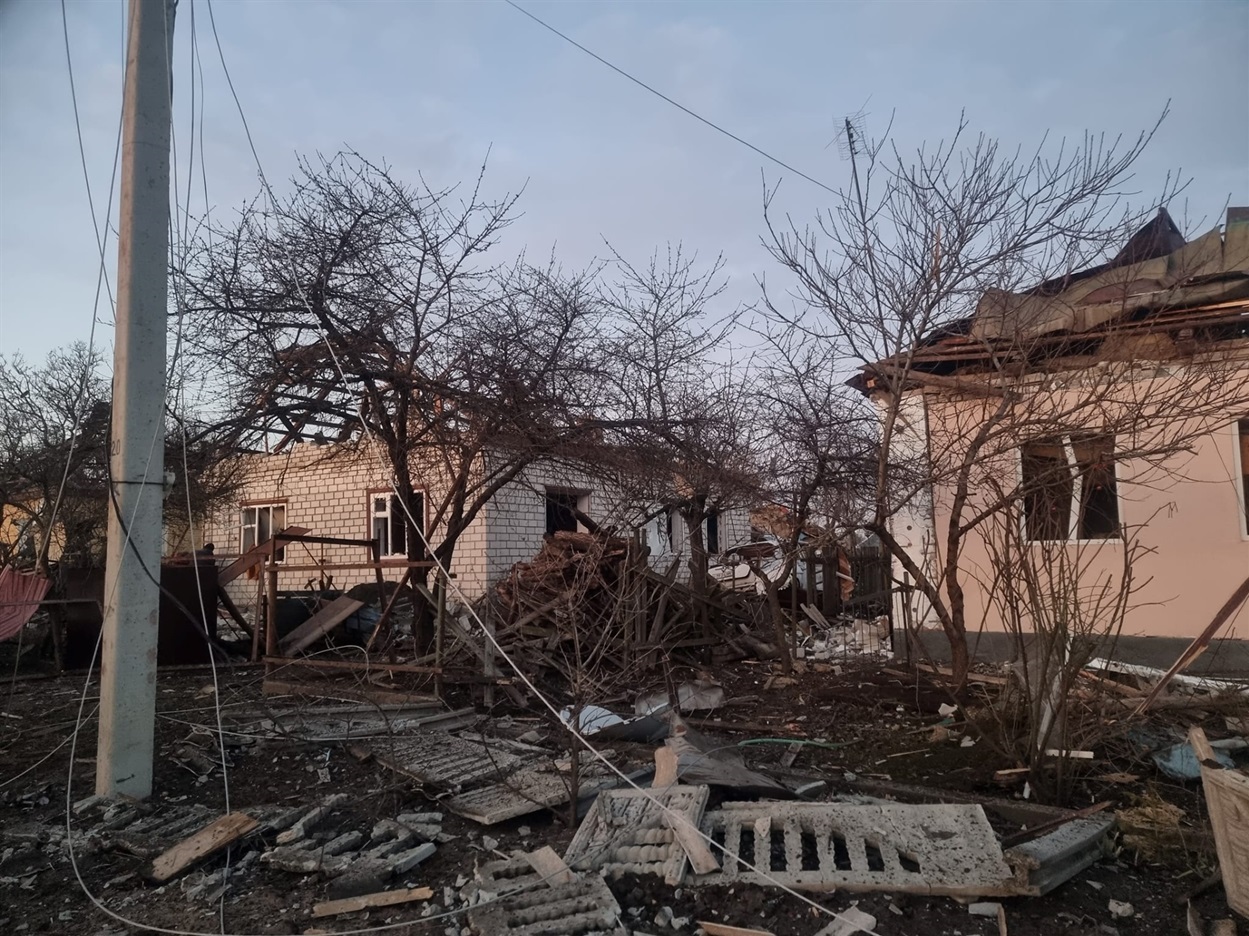 Отак люди перед Новим роком лишилися без даху над головою. Пошкоджено 51 будинок. В багатьох хатах одні стіни зосталися.

