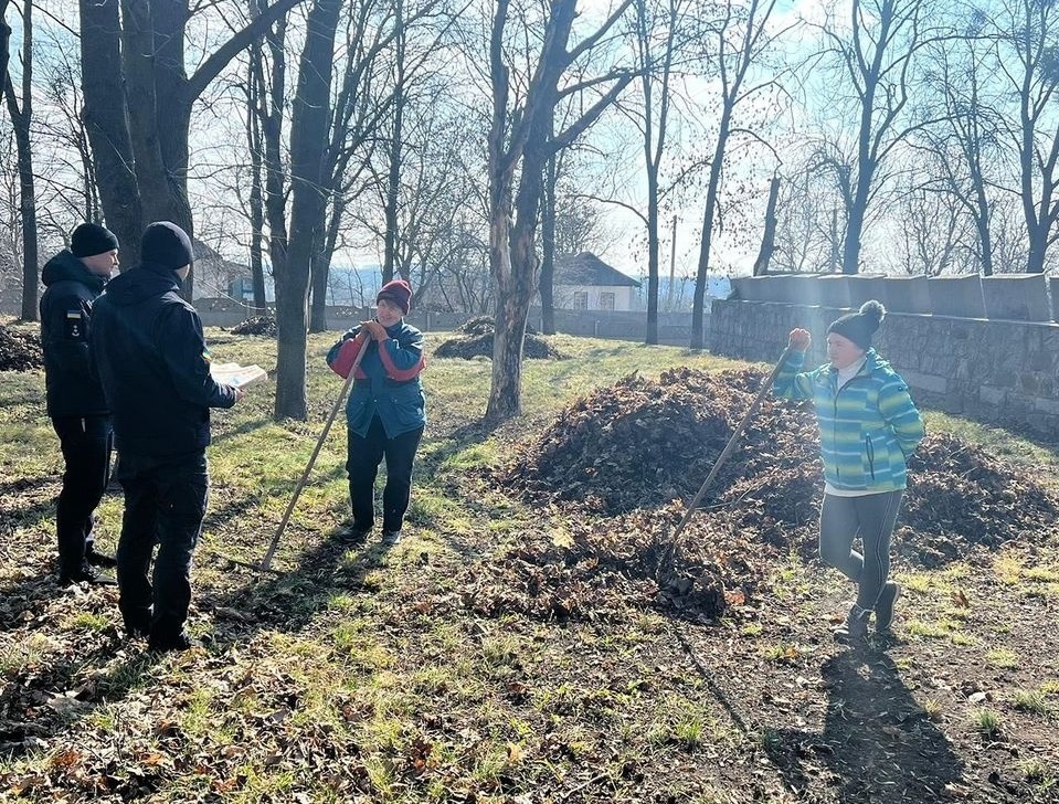 Щодня фахівці Уманського районного управління проводять профілактичні рейди і ведуть роз’яснювальну роботу щодо запобігання і недопущення випалювання рослинності та її залишків.